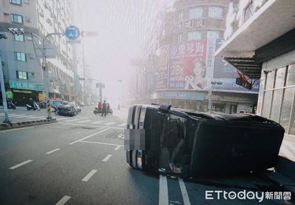 ▲台南市安平區華平路與慶平路，30日上午發生自小客車與廂型車撞擊車禍，造成63歲黃姓男子等2人受傷送醫。（圖／記者林悅翻攝，下同）