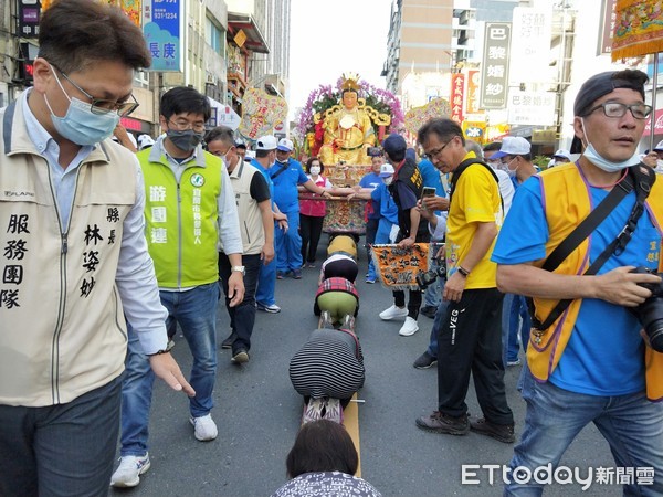 ▲▼松山慈惠堂母娘，30日首度移駕宜蘭遶境保民，萬眾鑽轎祈福。（圖／記者游芳男攝，下同）