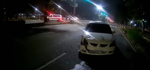 ▲車禍後兩車前輪爆胎車前輪爆胎。（圖／記者翁伊森翻攝）