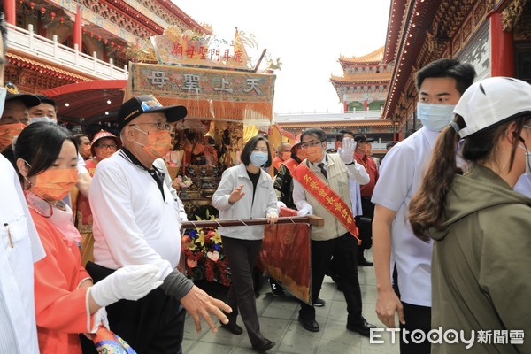 ▲蔡英文總統親自參與台南市安南區鹿耳門聖母廟「辛丑科禳災祈安香醮（土城仔香）」廟會活動，在內政部長徐國勇、台南市長黃偉哲、立委陳亭妃、聖母廟主委王明義等人扶轎出香。（圖／記者林悅翻攝，下同）