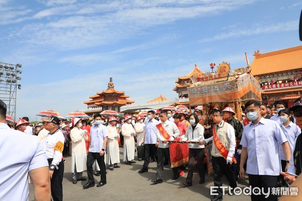 ▲蔡英文總統親自參與台南市安南區鹿耳門聖母廟「辛丑科禳災祈安香醮（土城仔香）」廟會活動，在內政部長徐國勇、台南市長黃偉哲、立委陳亭妃、聖母廟主委王明義等人扶轎出香。（圖／記者林悅翻攝，下同）