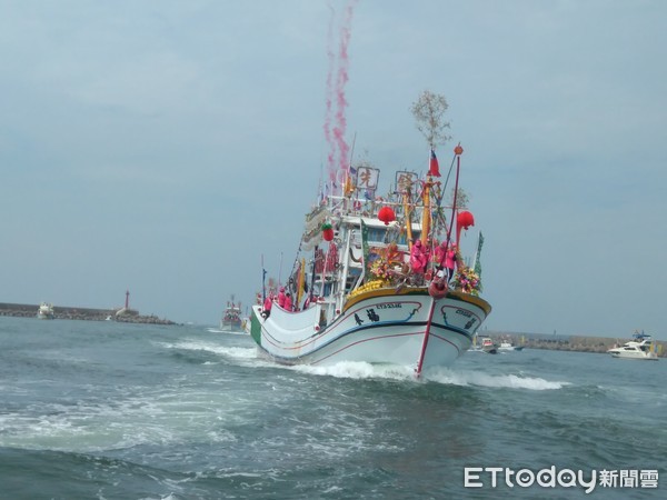 ▲4年一科「海上巡境、安平會香」，5月1日上午在安平港區內舉行，高雄林園區鳳芸宮廟方出動27艘漁船與36頂神轎從海上來到安平會香。（圖／記者林悅翻攝，下同）