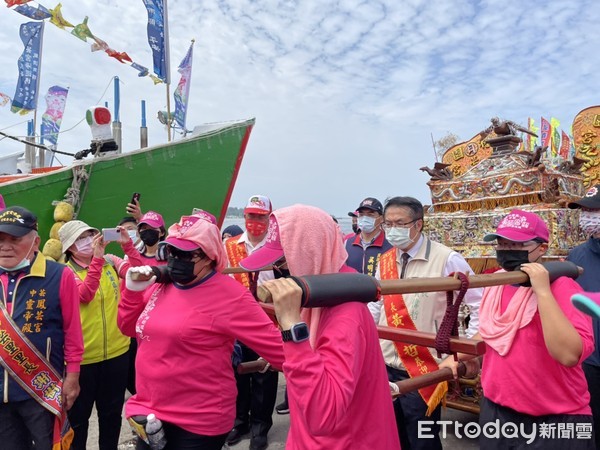 ▲高雄林園鳳芸宮及靈帝殿、安平靈濟殿「海上會香」登場，台南市長黃偉哲親自迎轎。（圖／記者林悅翻攝，下同）