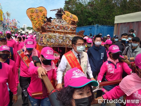 ▲高雄林園鳳芸宮及靈帝殿、安平靈濟殿「海上會香」登場，台南市長黃偉哲親自迎轎。（圖／記者林悅翻攝，下同）