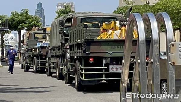 ▲軍方抵高科大   。（圖／記者吳世龍攝）