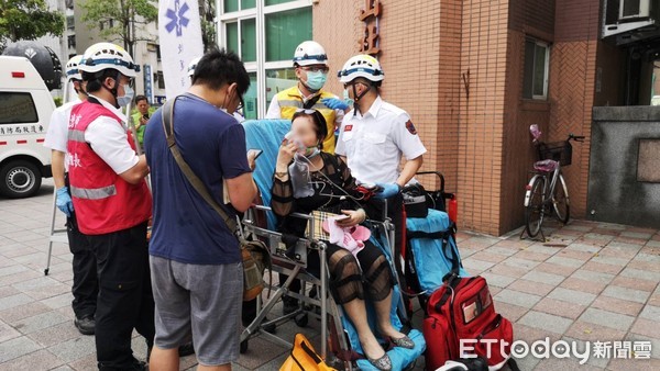 ▲▼台新銀行八德大樓地下室起火，樓上托嬰中心數名嬰兒待救。（圖／記者黃彥傑攝）