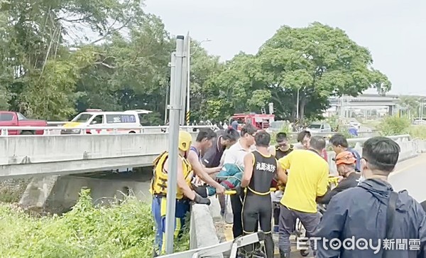 ▲2名18歲男子共乘機車在平鎮區金陵路七段疑似闖紅燈撞上小黃，2人雙雙被撞飛入水圳內，其中林姓騎士被撈起已死亡，另吳姓乘客下午被找到但已氣絕多時。（圖／記者沈繼昌翻攝）