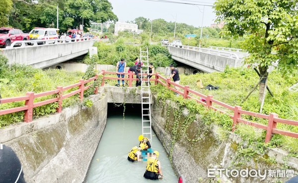 ▲2名18歲男子共乘機車30日深夜11時許在平鎮區金陵路七段疑闖紅燈撞上小黃被撞飛至石門大圳，失蹤吳姓乘客下午被尋獲。（圖／記者沈繼昌翻攝）