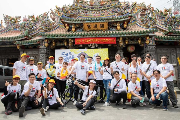 ▲▼林右昌騎鐵馬拜媽祖，為台灣祈福。（圖／翻攝林右昌臉書）