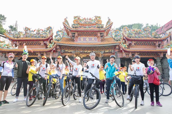 ▲▼林右昌騎鐵馬拜媽祖，為台灣祈福。（圖／翻攝林右昌臉書）