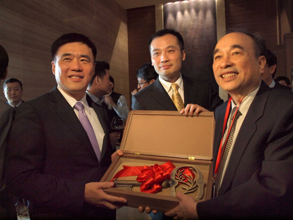 東方高爾夫集團總裁潘方仁（右）早年在台經營艾德蒙顯示器，1989年赴大陸成立冠捷科技，並在香港、新加坡兩地上市。近來可能因境外資金專法，也跟著將境外資金匯回台灣投資。（圖／報系資料庫）