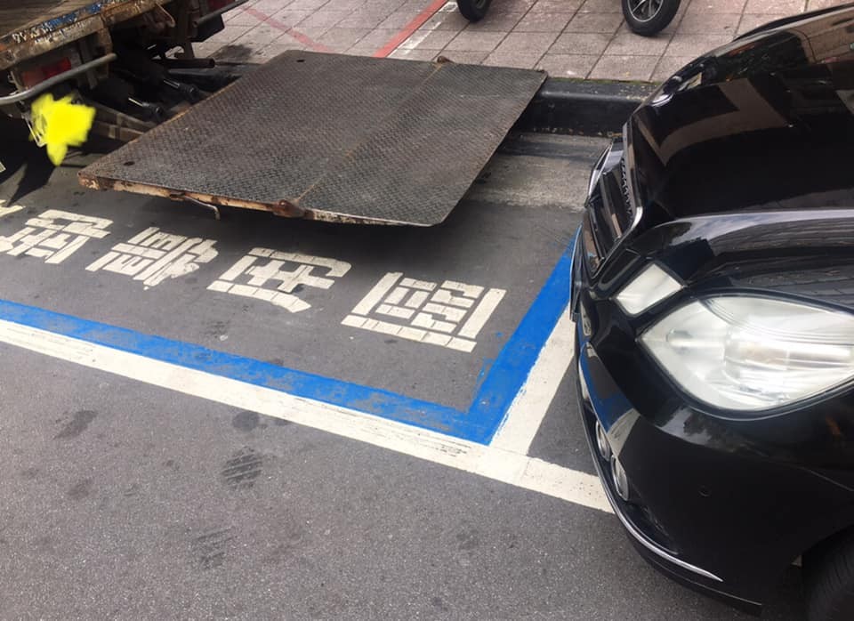 ▲▼貨車升降板剛好位於死角。（圖／翻攝自爆怨2公社）