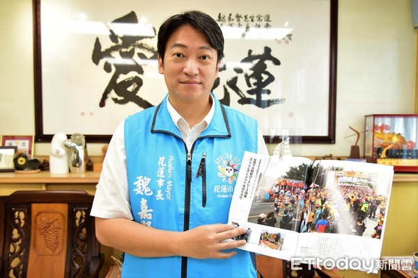 ▲▼花蓮市長魏嘉賢開心秀出日本銷售量第一的「跑步者」雜誌，介紹賽事的報導。（圖／花蓮市公所提供，下同）