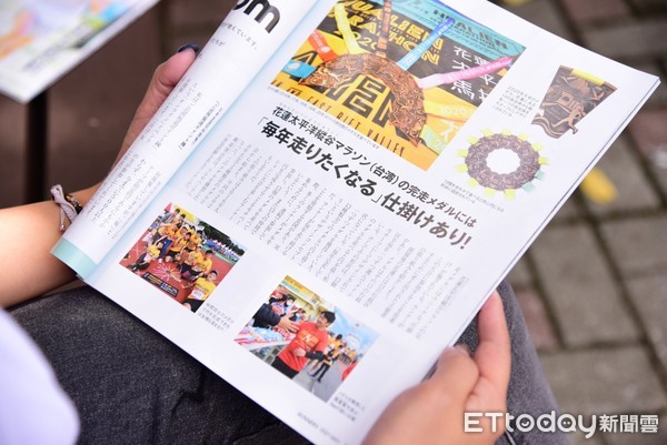 ▲▼花蓮市長魏嘉賢開心秀出日本銷售量第一的「跑步者」雜誌，介紹賽事的報導。（圖／花蓮市公所提供，下同）