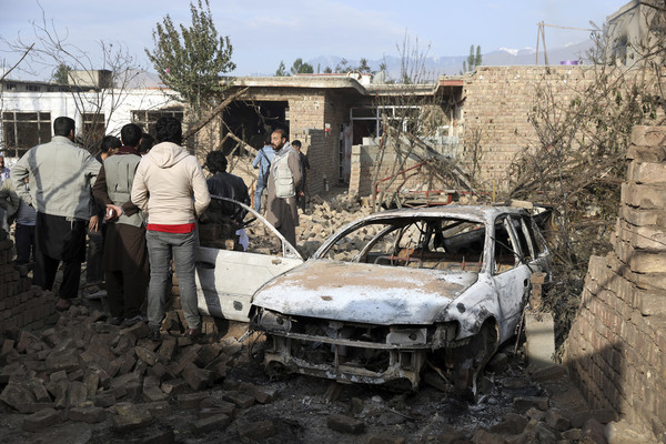 ▲▼ 阿富汗首都喀布爾北部1日發生油罐車連環爆炸起火事故。（圖／達志影像／美聯社）