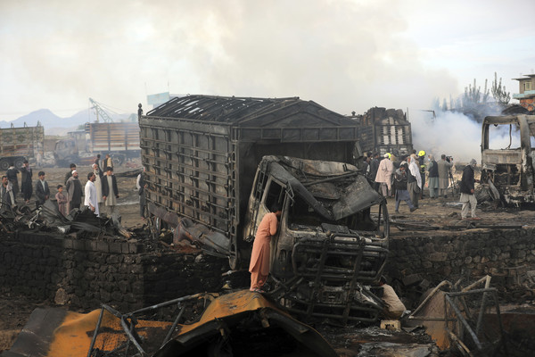 ▲▼ 阿富汗首都喀布爾北部1日發生油罐車連環爆炸起火事故。（圖／達志影像／美聯社）