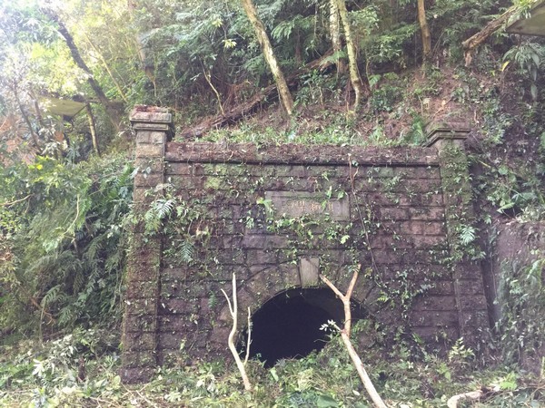 ▲桃園大溪順和媒礦遺址遭噴漆破壞。（圖／朱文榮提供）