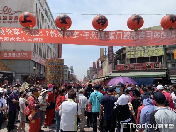 ▲「媽祖誕辰」全台各地的進香團也一團團進入北港朝天宮進香，人潮絡繹不絕，粗估每日遊客逾10萬人。（圖／記者蔡佩旻翻攝）