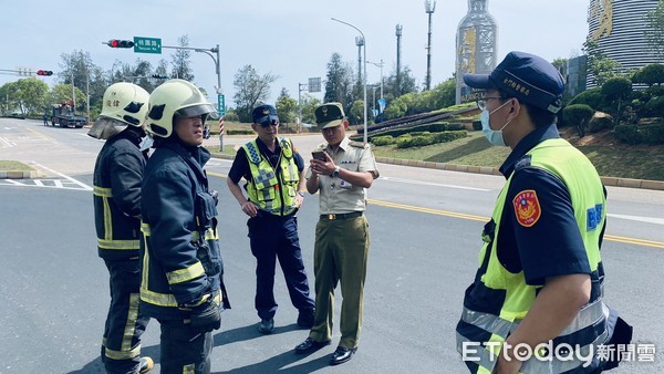 ▲▼警方到場封鎖線禁行交管，待軍方處理。（圖／記者林名揚翻攝）