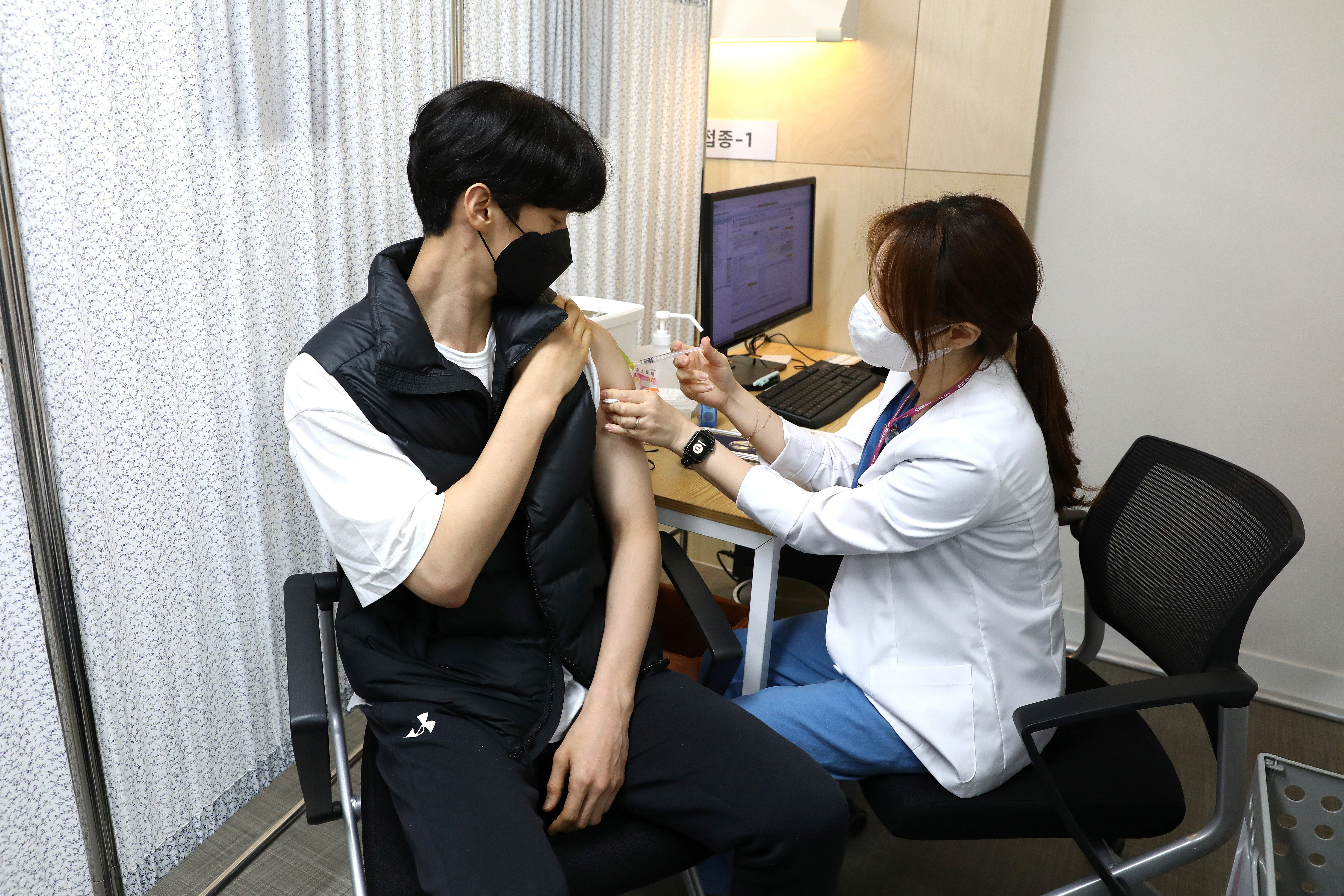 ▲ 將出戰東奧的南韓運動員接種輝瑞疫苗。（圖／路透社）