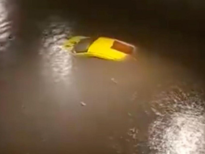 ▲▼暴雨下重慶車輛被淹僅露車頂。（圖／翻攝自微博）