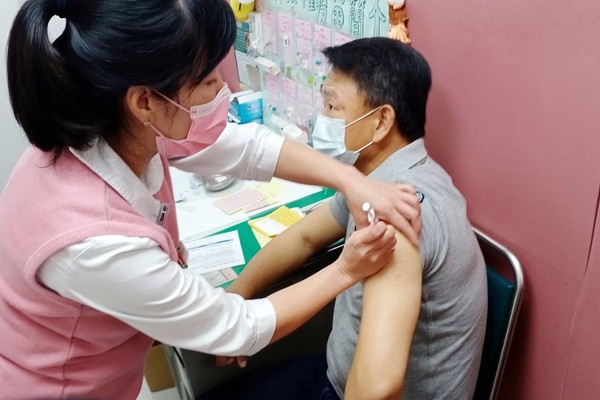 ▲6搶1中華隊總教練洪一中施打疫苗。（圖／中華職棒提供）