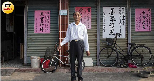 只是修腳踏車維生的何振達捐米逾40年，他獲表揚無數，知道當天記者要採訪，阿達哥還特地換上襯衫和皮鞋。（圖／黃威彬攝）