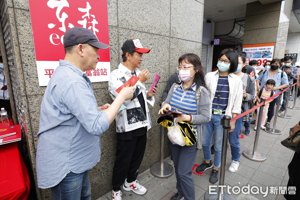 ▲▼綜藝天王吳宗憲、澎恰恰，東森直消電商兩大天王，捧千萬現鈔現身公館公車站亭。東森直銷郭恆志執行長、陳美琪總經理陪同護送，場面浩大熱鬧。（圖／記者湯興漢攝）