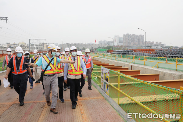 ▲台南市長黃偉哲親赴台南鐵路南台南站工區視察，除了關注地下化工程進度，更重要的是視察工地登革熱防治工作情況。（圖／記者林悅翻攝，下同）