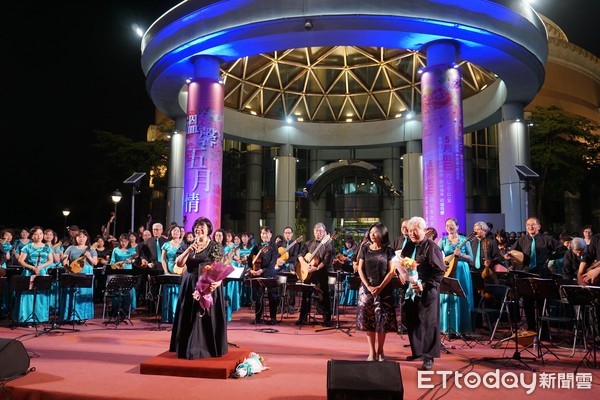 ▲奇美曼陀林樂團（A）團壓軸表演，台南市議會也貼心贈送火鶴花給現場女性觀眾，為音樂會畫下圓滿句號。（圖／記者林悅翻攝）