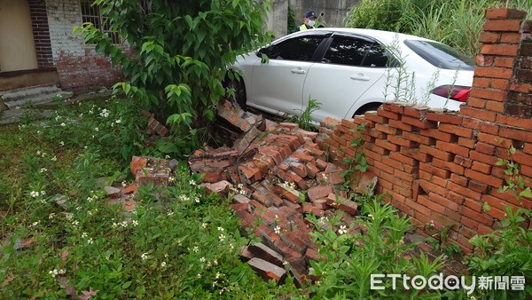 ▲▼洪男將車開進三灣一處產業道路，撞上民宅圍牆後才停下被逮。（圖／記者黃孟珍翻攝）