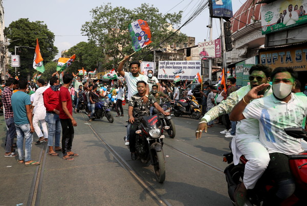 ▲▼印度西孟加拉邦選舉結果公佈，草根國大黨（TMC）的支持者們上街慶祝狂舞，其中許多民眾未戴上口罩。（圖／路透）