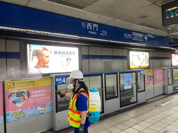 ▲▼台北捷運於2日晚間至3日凌晨營運結束期間，專案進場加強清消。（圖／台北捷運公司提供）