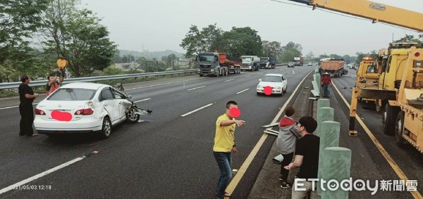 ▲國道3號的南下349.9公里處，1部自小客車疑因變換車道不慎，擦撞砂石車後，飛躍衝向對向車道，駕駛人趙男頭部挫傷送醫急救暫無生命危險。（圖／記者林悅翻攝，下同）