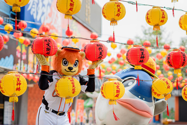 ▲台南棒球場掛滿了橘、紅、黃三種顏色燈籠，讓走入台南棒球場彷彿置身廟宇，成為網美新景點。            。（圖／統一獅提供）