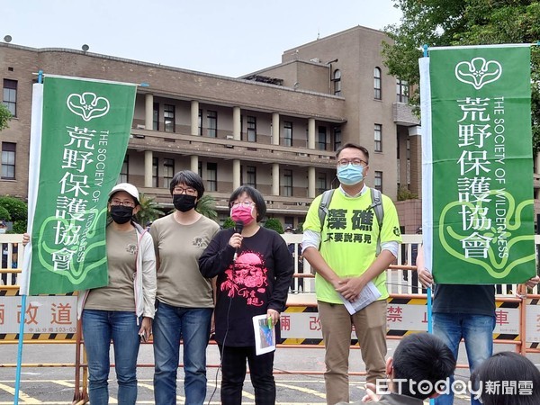 ▲▼環團在行政院大門口召開記者會 回應行政院藻礁三接站方案。（圖／記者屠惠剛攝）