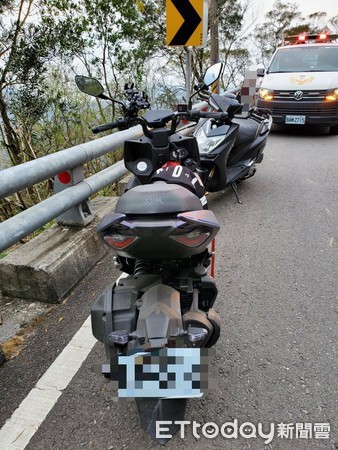 ▲里港警分局會同公路總局在24線三地門霧台路段　設置「交通回復式導桿」，強化用路安全             。（圖／記者陳崑福翻攝，以下同）