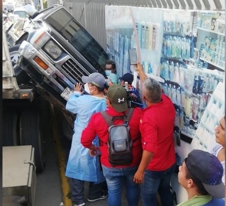 ▲▼硬要開車逃離拖吊車　駕駛油門一催變殺人。（圖／翻攝自推特）