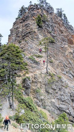 ▲絕美「品田山」傳意外！山友手滑墜150m深谷　6消接力揹出中。（圖／記者陳凱力翻攝）