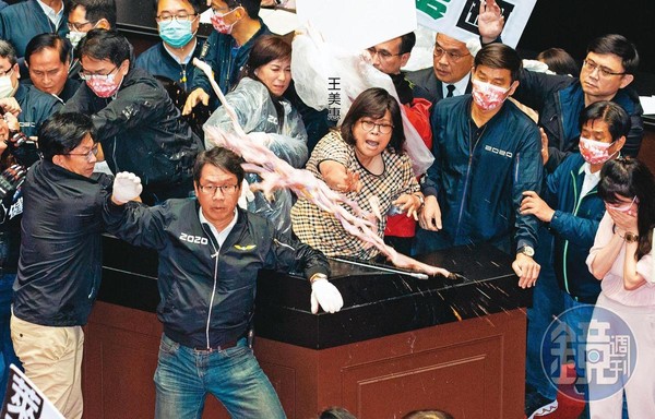 民進黨立委王美惠去年11月27日在立法院議場面對藍委丟擲豬內臟絲毫不畏懼，「空手接豬腸」反擊，博得「女戰神」稱號。