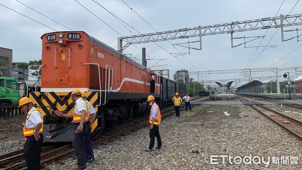 ▲▼台鐵烏日成功站「列車一軸出軌」！　彰化機務段搶修中。（圖／民眾提供）