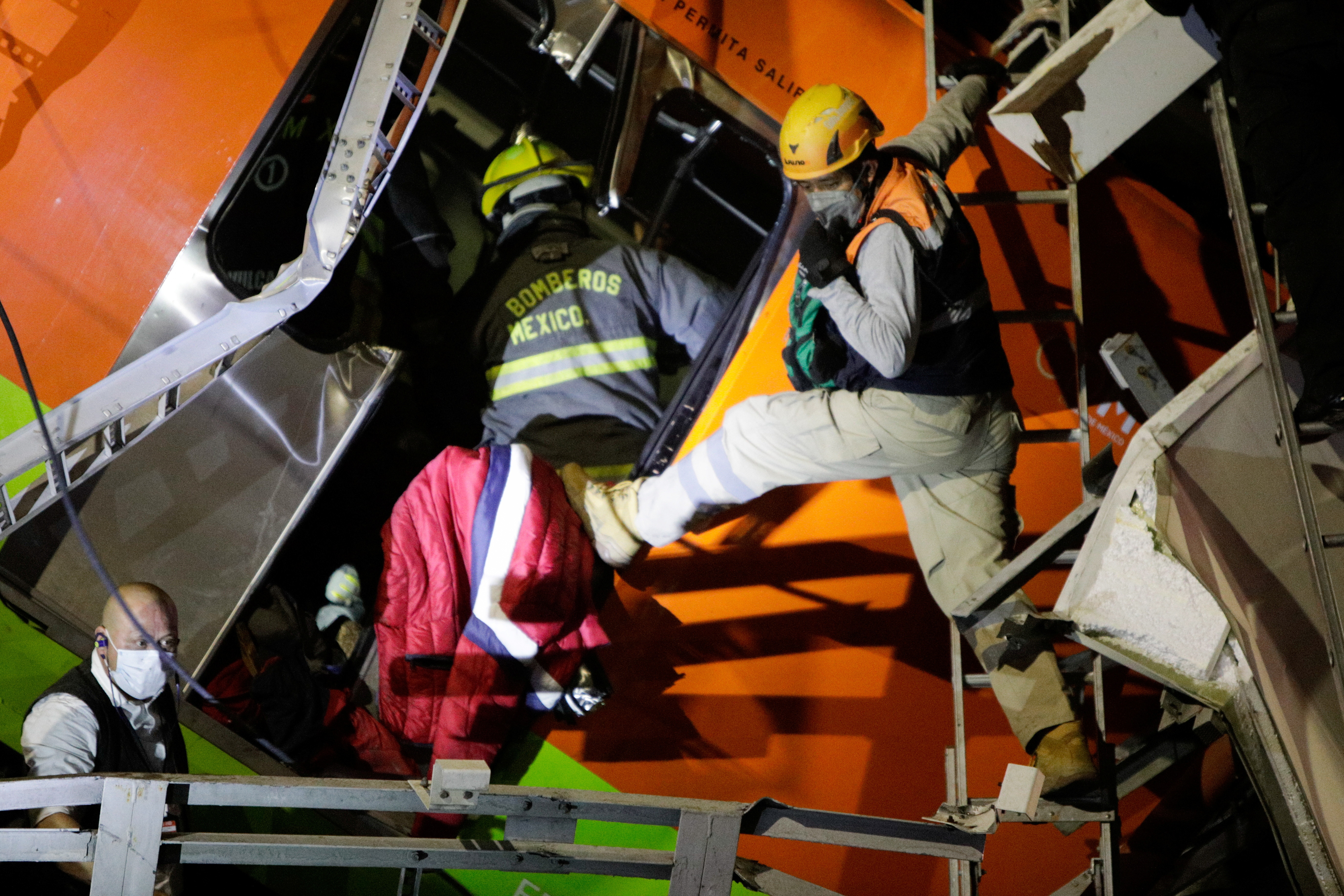 ▲▼墨西哥捷運高架橋突崩塌，救難人員爬梯破窗，進入車廂救人。（圖／路透）