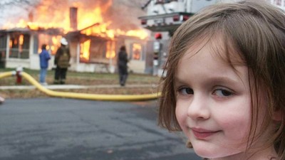 「笑看房子失火」迷因小女孩進帳千萬！當年那張照片幫她繳清了學貸