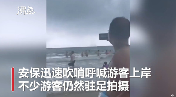 海面突然出現巨型龍捲風　遊客拿手機繼續拍照瞬間被捲進去！（圖／翻攝自微博／沸點視頻）