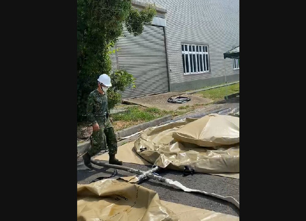 ▲國軍八軍團支援野戰用移動式淨水車，進駐岡山本洲產業園區 。（圖／記者洪靖宜翻攝）