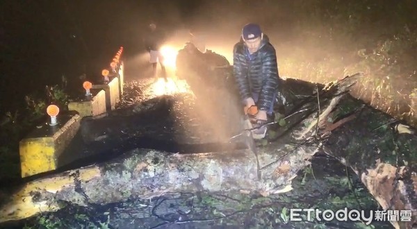 ▲▼員警與村長、山警冒著大雨輪流鋸樹排除障礙。（圖，／鳯林分局提供，下同）