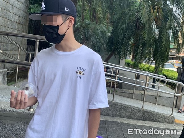 ▲賣家現身地檢署。（圖／記者黃宥寧攝）