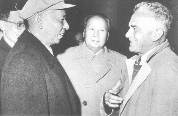 ▲▼美國記者史諾（右）曾像一位國家級貴賓般被邀請至延安，每天與毛澤東（中）談話到夜深。圖攝於1960年的北京，前左為中國第二任國家主席劉少奇。（圖／取自維基百科）