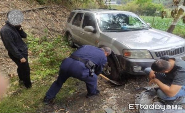 ▲民眾車輛深入泥沼，仁愛警熱心協助脫困。（圖／民眾提供）