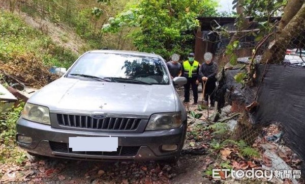 ▲民眾車輛深入泥沼，仁愛警熱心協助脫困。（圖／民眾提供）